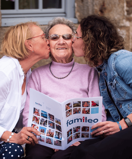 Une fille et une petite-fille embrassant leur grand-mère